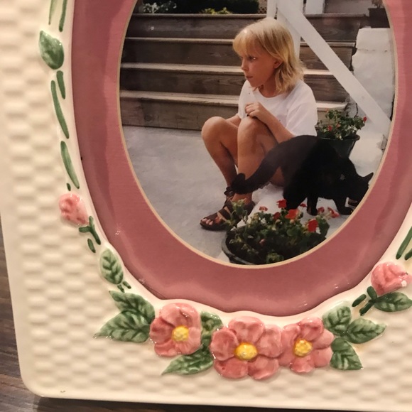 PORCELAIN STANDING PICTURE FRAME - Picture 4 of 8